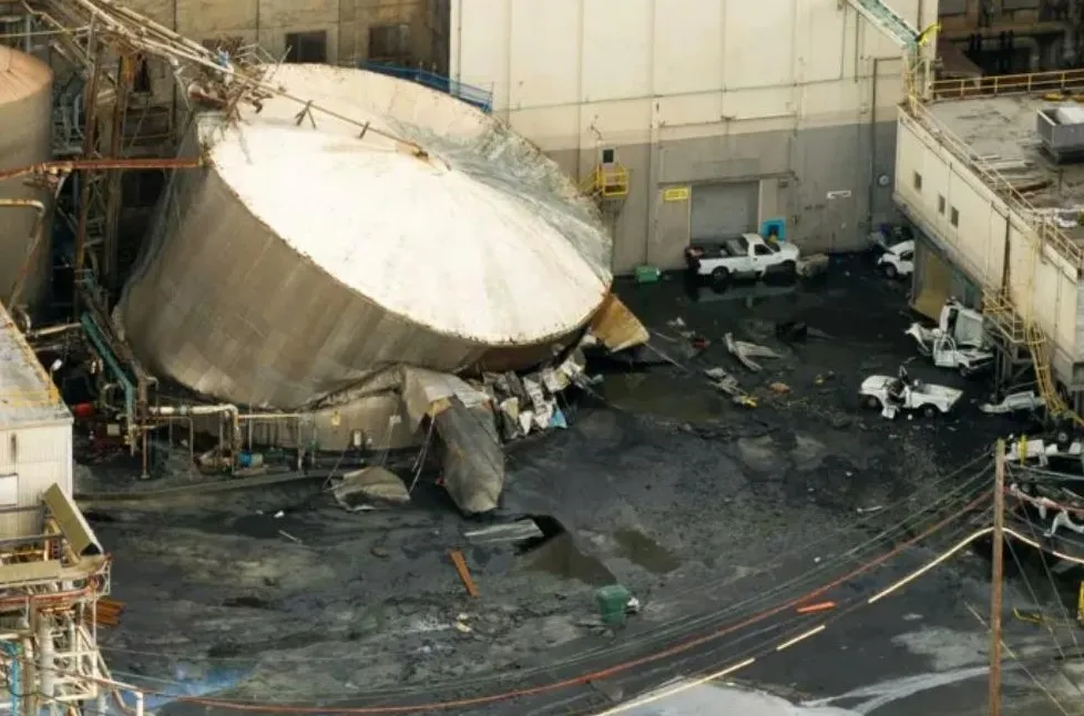 فرق الإنقاذ تواصل أعمالها في موقع حادث مصنع واشنطن بعد ارتفاع ضحايا انفجار مصنع واشنطن