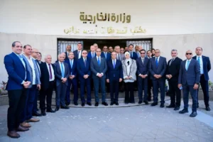وزير الخارجية في صورة مجمعة بعد افتتاح مكتب تصديقات أحمد عرابي بالمهندسين