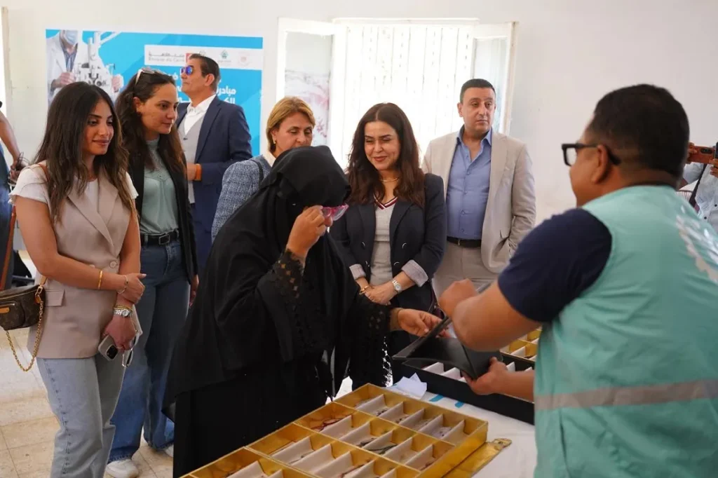 إحدى الخدمات الطبية المقدمة لمسنة بالقرية