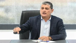 أوسكار رويز خلال تدريب حكام الدوري الممتاز بمركز المنتخبات الوطنية