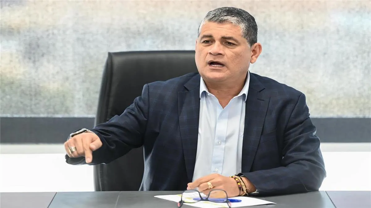 أوسكار رويز خلال تدريب حكام الدوري الممتاز بمركز المنتخبات الوطنية