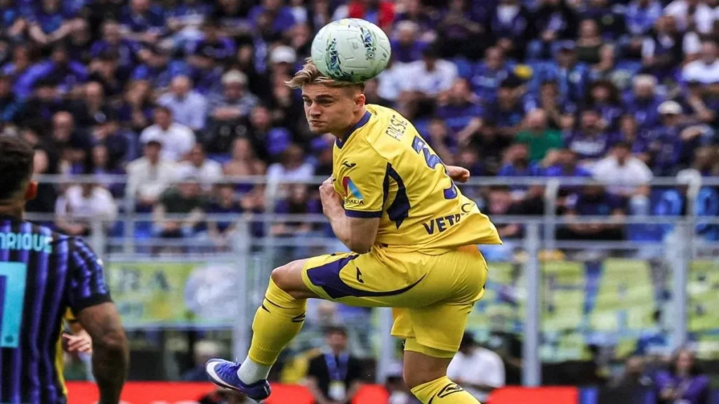 لاعبو إنتر ميلان يحتفلون بالفوز على هيلاس فيرونا في الدوري الإيطالي