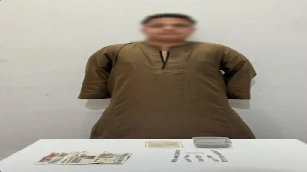 المتهم وأمامه بعض المخدرات والأموال الناتجة من نتيجة البيع