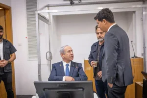 أثناء إدلاء رئيس الوزراء الإسرائيلي بنيامين نتنياهو بشهادته أثناء المحاكمة