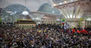مشاركون في مراسم ذكرى رحيل الخميني بمرقده في طهران