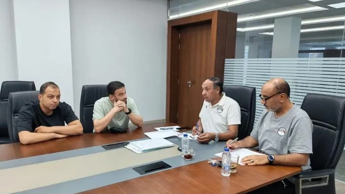 اعضاء اتحاد كرة القدم أثناء المقابلات للالتحاق بدبلومة الرخصة الأفريقية