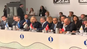 وزير الخارجية يؤكد أهمية تعزيز التعاون الدولي لمواجهة التحديات الاقتصادية العالمية