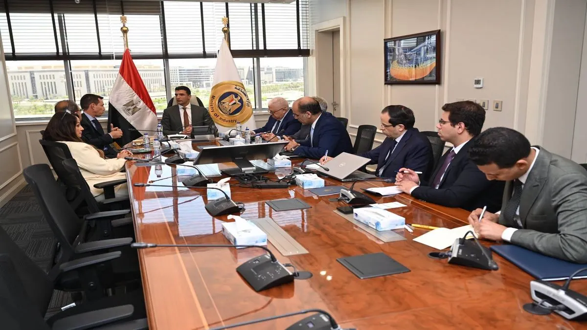 اجتماع وزير الصناعة مع شنايدر إلكتريك ليبحث زيادة المكون المحلي الصادرات