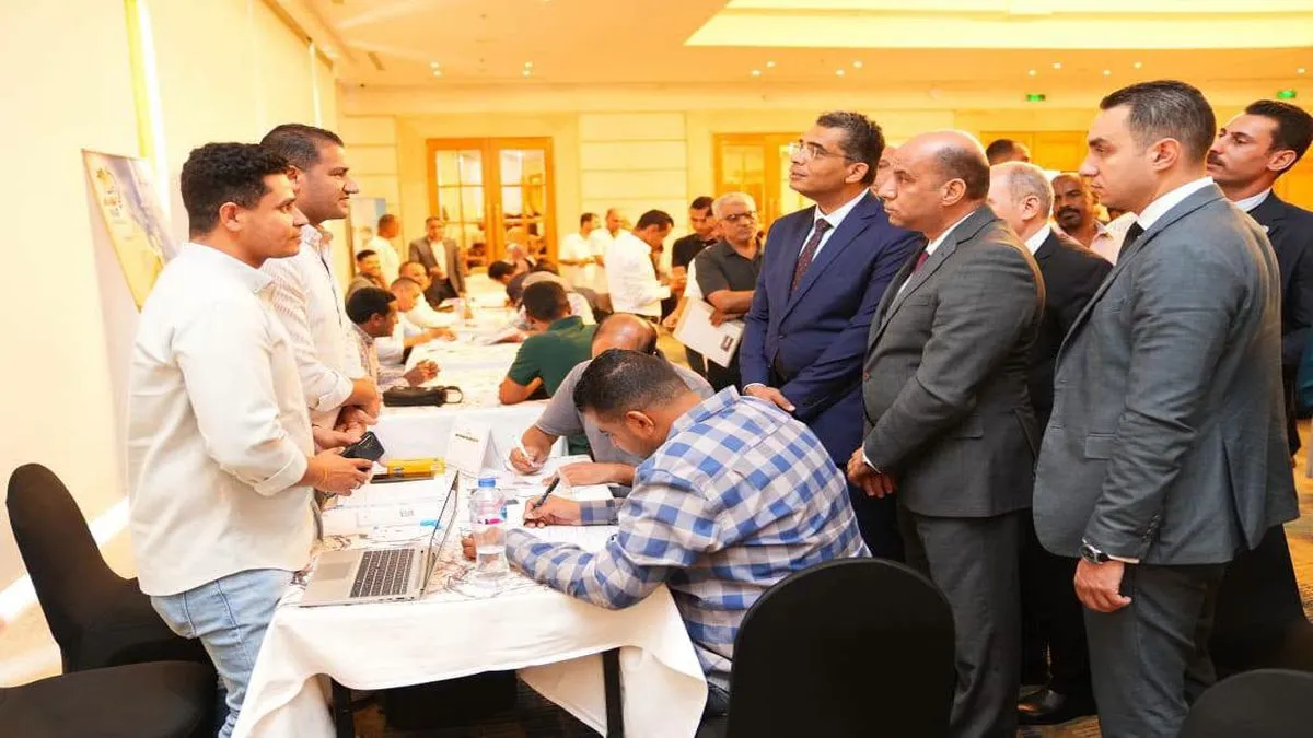 وزير العمل ومحافظ البحر الأحمر يفتتحان ملتقى التوظيف بالغردقة