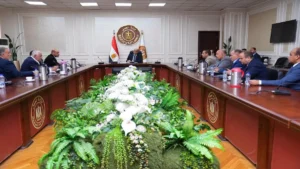 وزير العمل حسن رداد خلال لقائه وفد رابطة أصحاب مصانع النسيج والملابس بالمحلة الكبرى