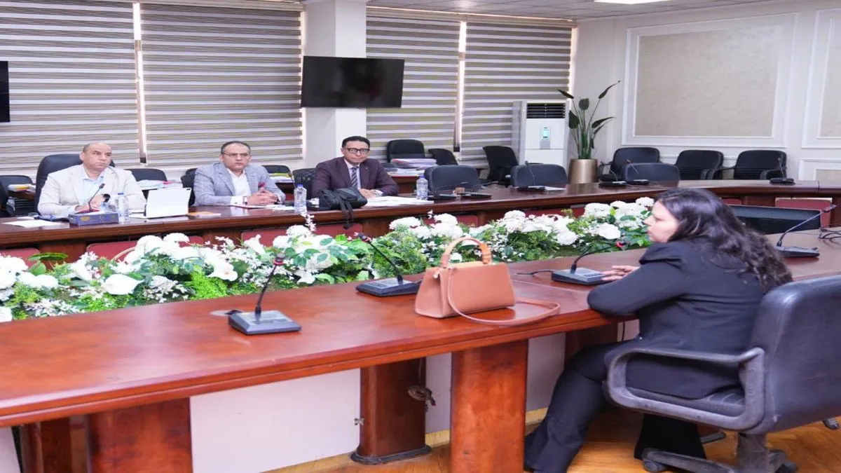 وزير العمل حسن رداد خلال مقابلات المتقدمين للوظائف القيادية