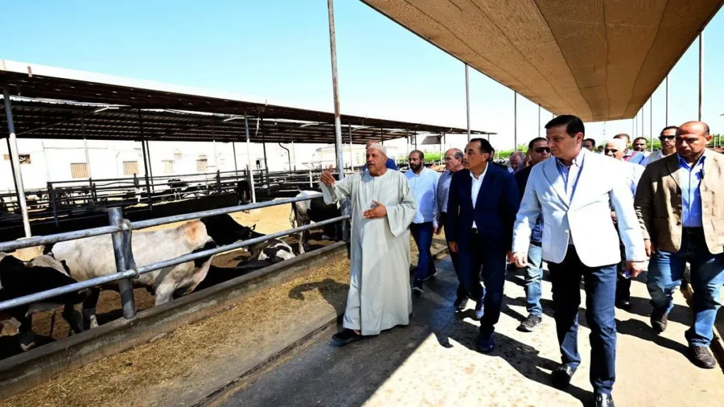 مدبولي خلال جولته بمزرعة العمار