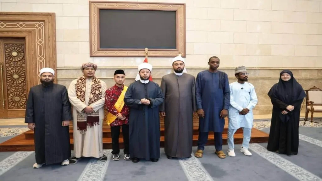 وزير الأوقاف يكرم خريجي الطلاب الوافدين بمنحة المجلس الأعلى للشئون الإسلامية