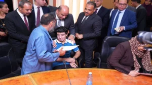 وزير العمل ومحافظ الشرقية خلال تسليم عقود عمل لذوي الهمم