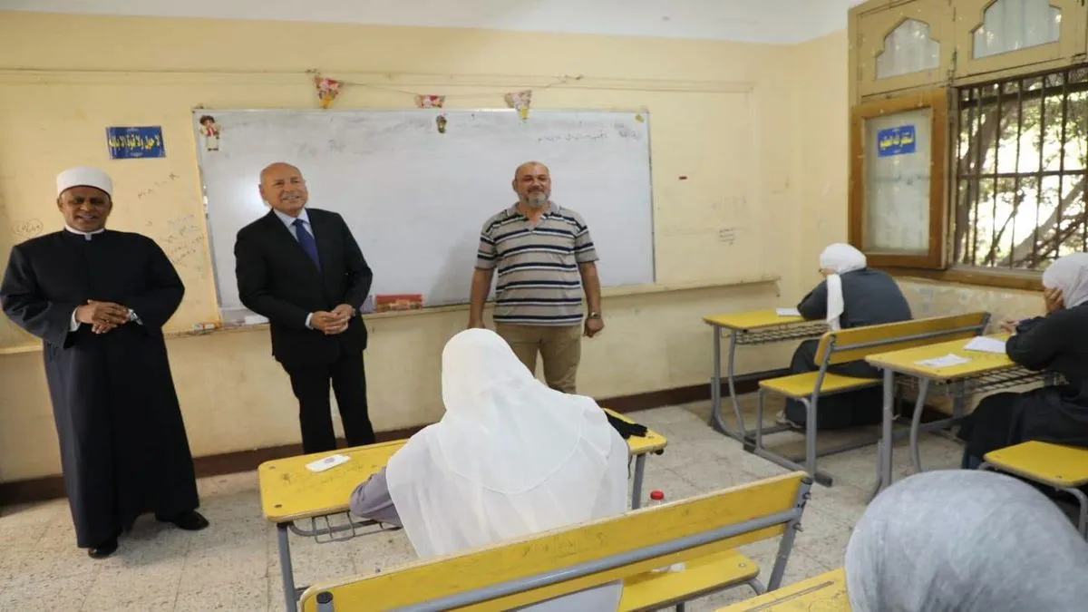 محافظ القاهرة ورئيس قطاع المعاهد الأزهرية خلال تفقد امتحانات الثانوية الأزهرية