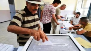بدء الاقتراع في الانتخابات التشريعية بالجزائر (أ.ب)