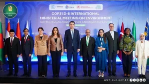 وزيرة التنمية المحلية والبيئة وصورة تذكارية على هامش الاجتماع الوزاري لمجموعة الدول الثماني النامية استعدادًا لمؤتمر المناخ COP31