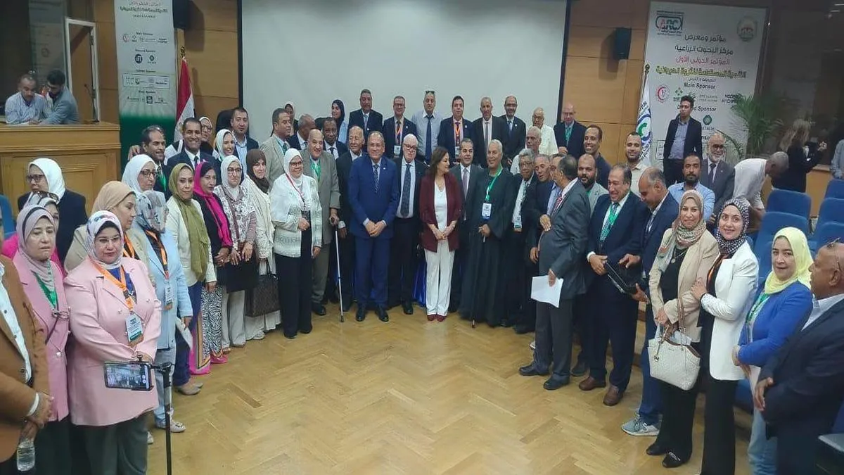 صورة تذكارية للحضور في مركز البحوث الزراعية بالمؤتمر الدولي الأول في التنمية المستدامة للثروة الحيوانية