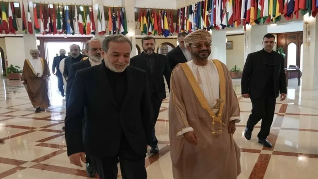 استقبال رسمي لوزير الخارجية الإيراني في سلطنة عُمان