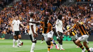فرحة لاعبي هال سيتي بهدف في مرمى مانشستر يونايتد