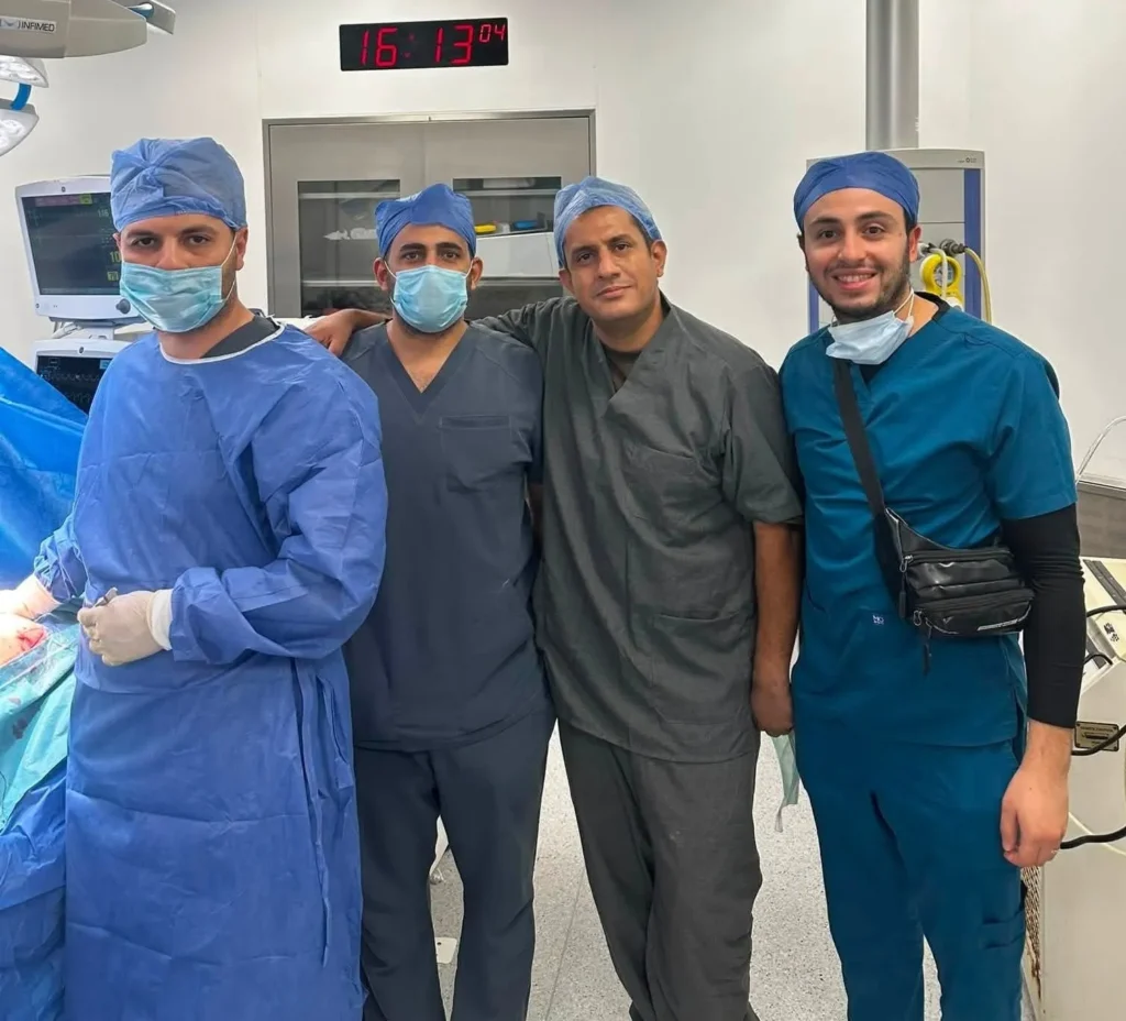 جانب من الفريق الطبي الذي نجح في إجراء الجراحة 