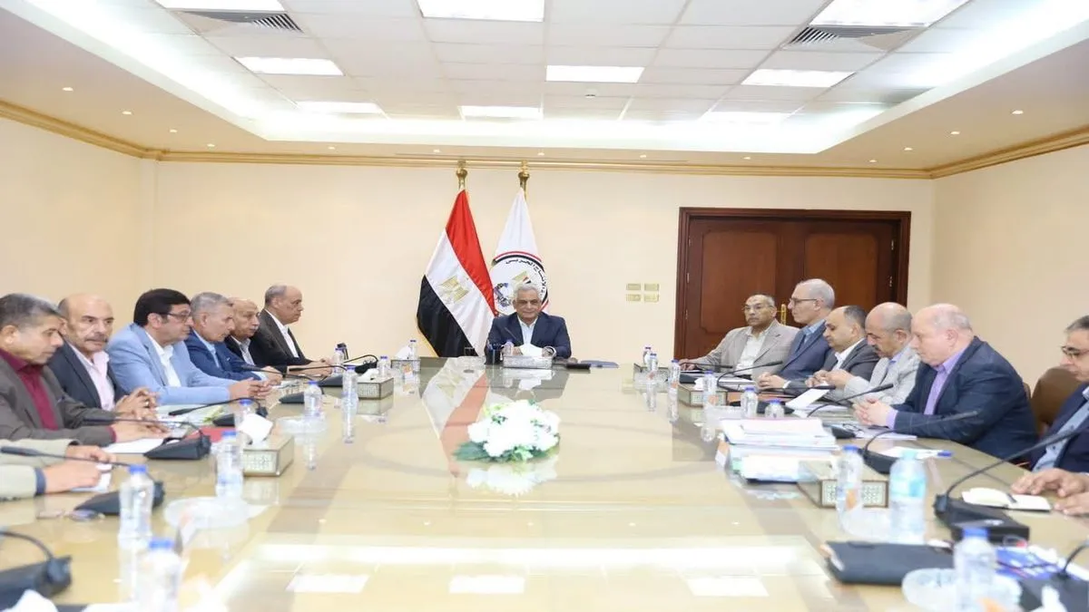 وزير الدولة للإنتاج الحربي خلال اجتماعه مع رؤساء مجالس إدارات الشركات التابعة لمتابعة الإنتاج والتطوير