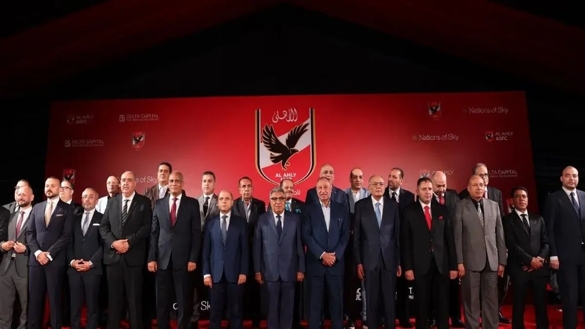 صورة تذكارية لأعضاء مجلس إدارة النادي الأهلي برئاسة محمود الخطيب