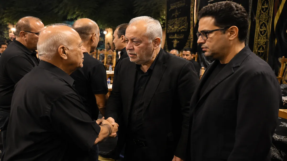 أشرف زكي في عزاء الفنان الراحل عمرو محمد علي