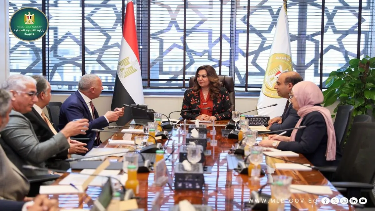 وزيرة التنمية المحلية والبيئة تبحث مع المستثمرين إنشاء مصنع لتجفيف وتدوير المخلفات