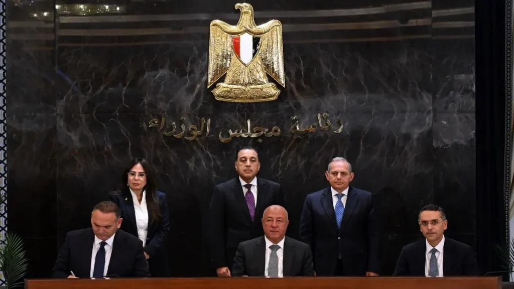 أثناء توقيع العقد بين بنك مصر مع شركة فاوندرز للتسويق العقاري بحضور مدبولي