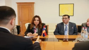 الدكتورة منال عوض وزيرة التنمية المحلية والبيئة خلال لقائها وزير البيئة الأرميني في العاصمة يريفان لبحث تعزيز التعاون البيئي
