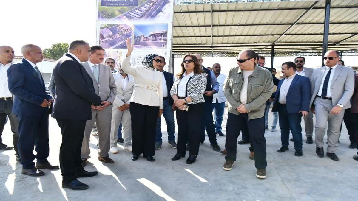 وزيرة التنمية المحلية والبيئة ومحافظ الوادي الجديد تتفقدان تطوير الموقف الإقليمي بالخارجة وأعمال رصف الطرق